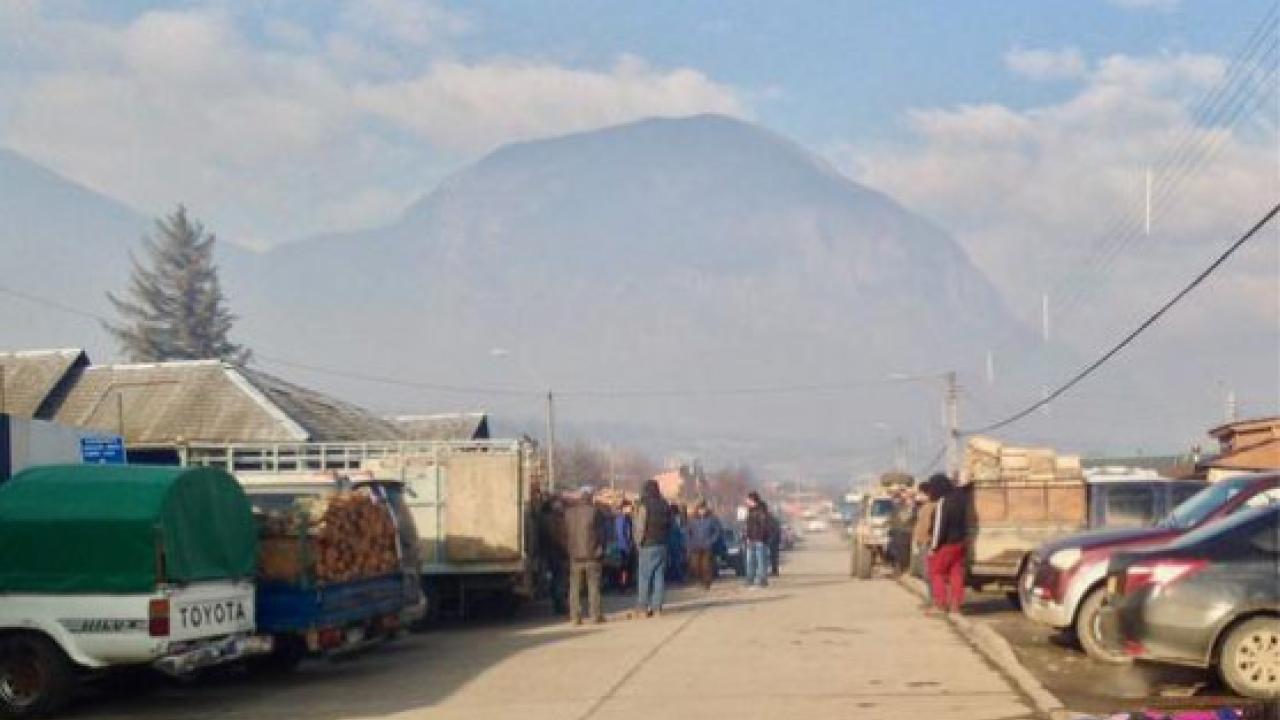 Sale of firewood in free trade fair in the city of Coyhaique, during one of the days where the air quality exceeded 400 µm of 2,5 PM.
